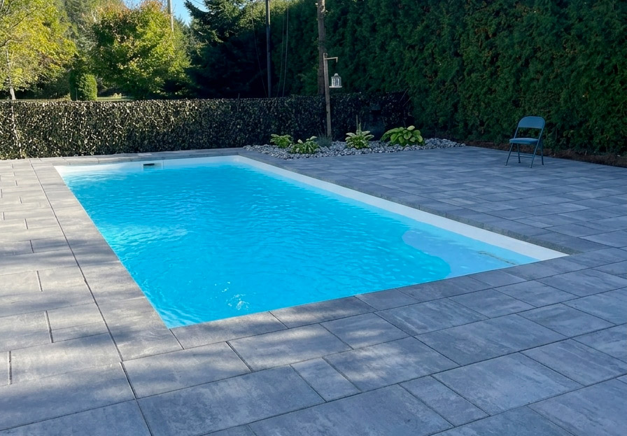 Contour de piscine creusée