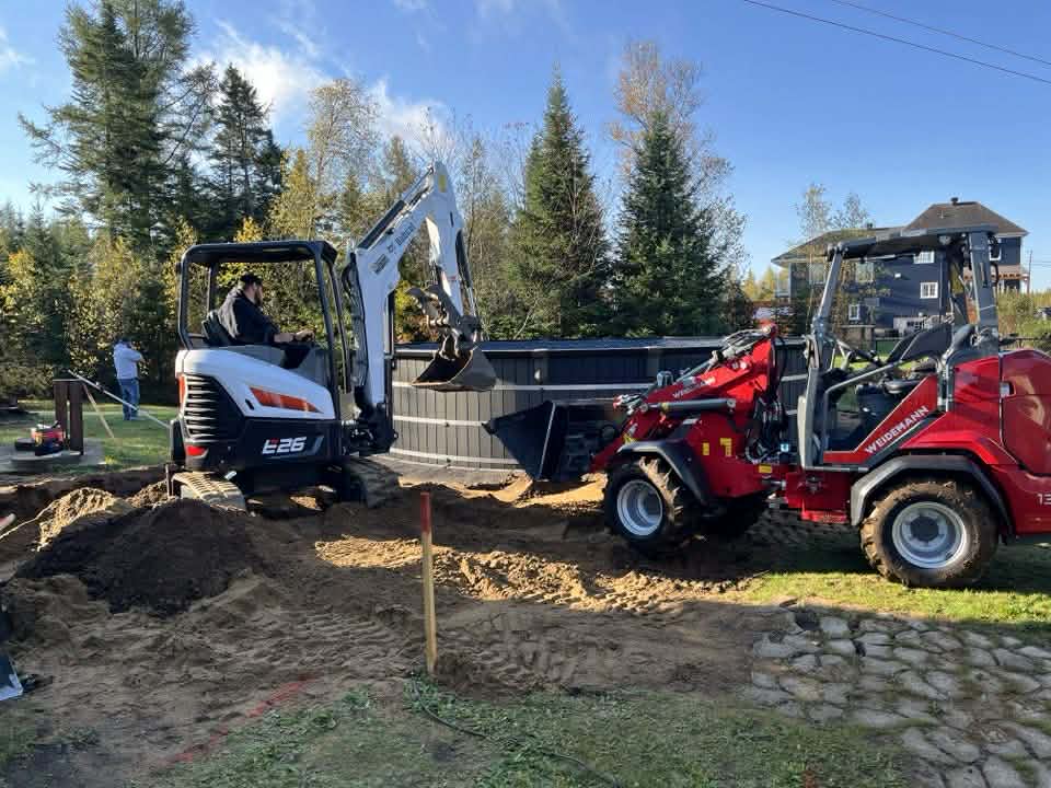 Excavatrice et chargeuse sur un chantier