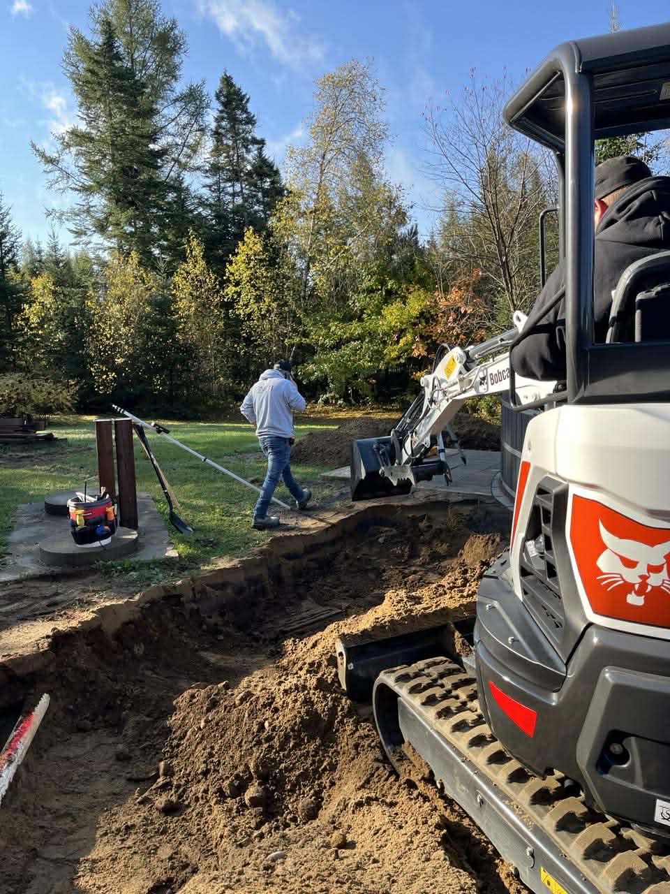 Chantier d'excavation avec mini-pelle Bobcat